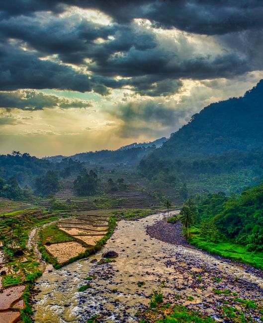 Detail Foto Lembah Dengan Sungai Berkelok Number 5