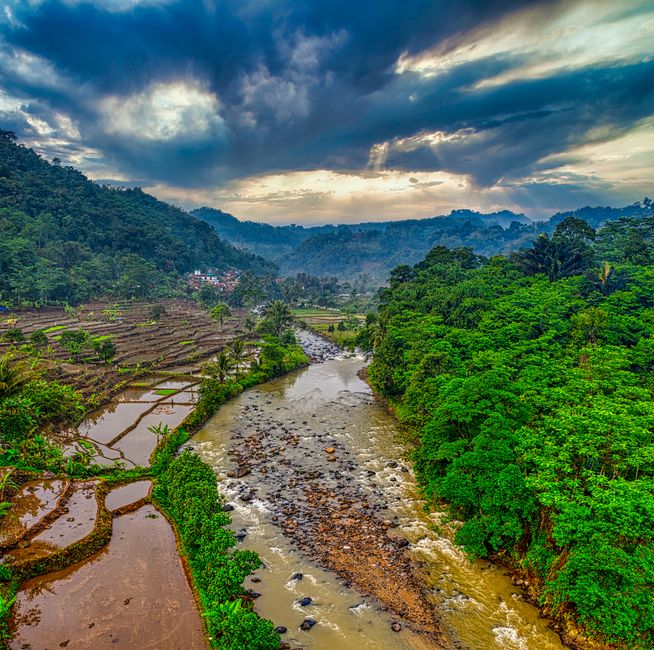 Detail Foto Lembah Dengan Sungai Berkelok Number 13