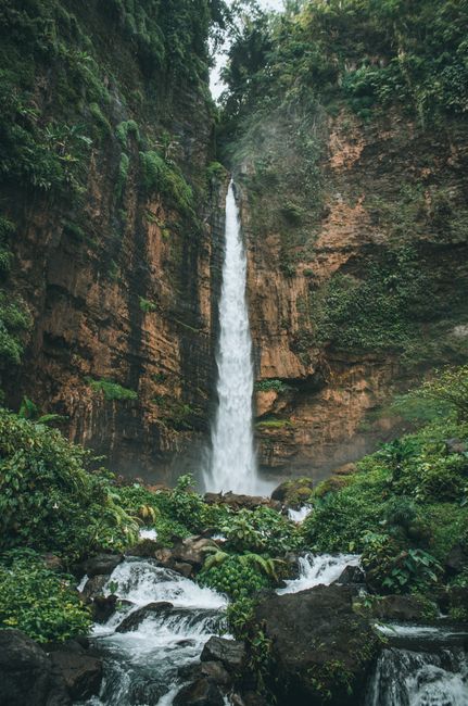 Gambar Sungai Kecil Di Bawah Air Terjun Edf1