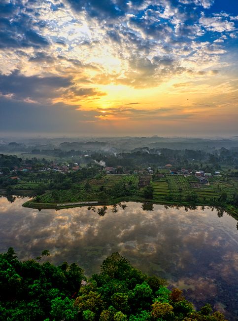 Detail Gambar Danau Saat Matahari Terbit Number 10