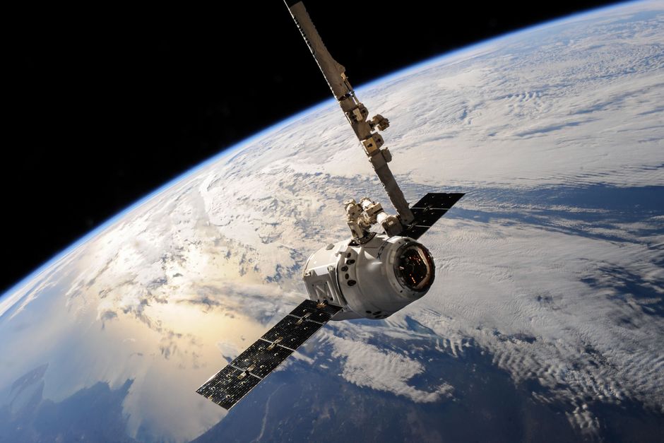 Weltraumforschung Satellit Ueber Der Erde Bild 32aa