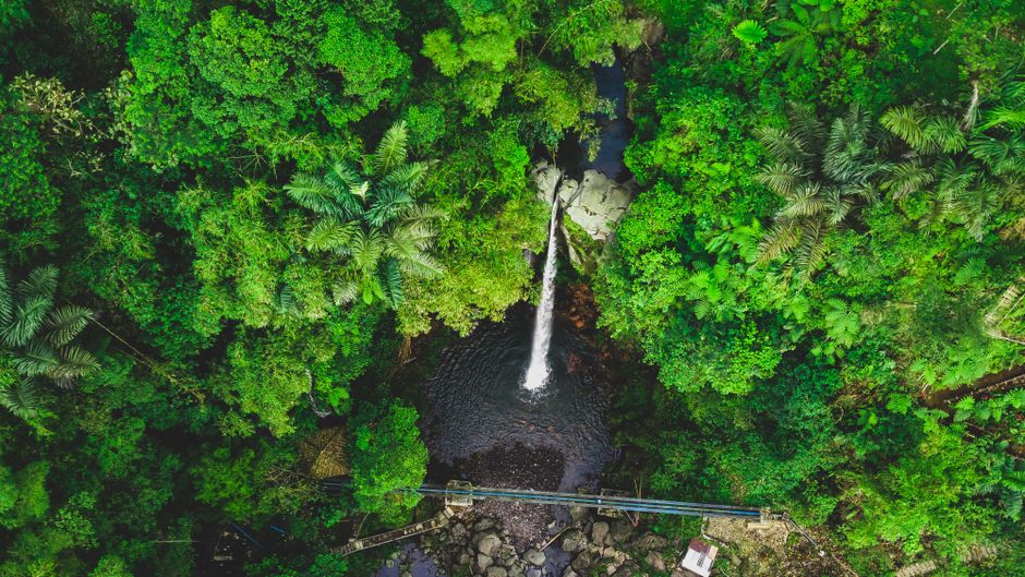 Detail Foto Air Terjun Dari Sudut Drone Number 11