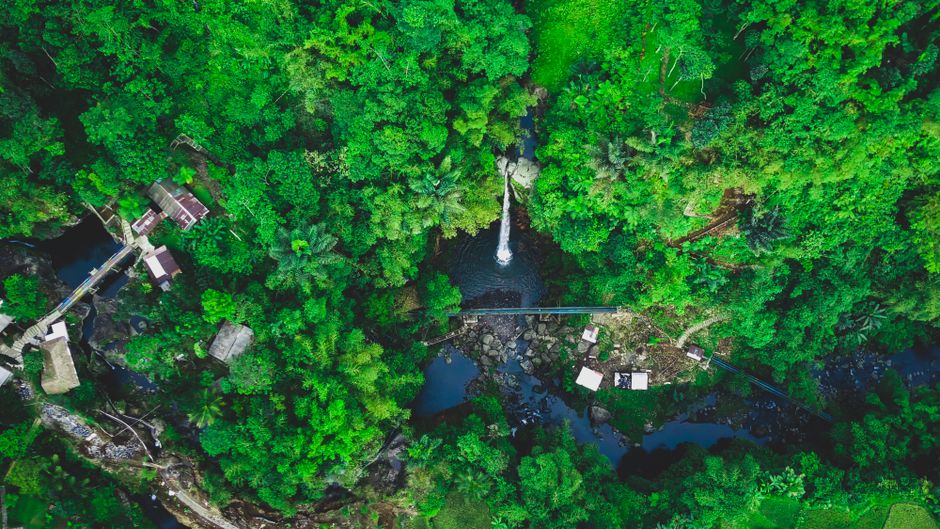 Detail Foto Air Terjun Dari Sudut Drone Number 5