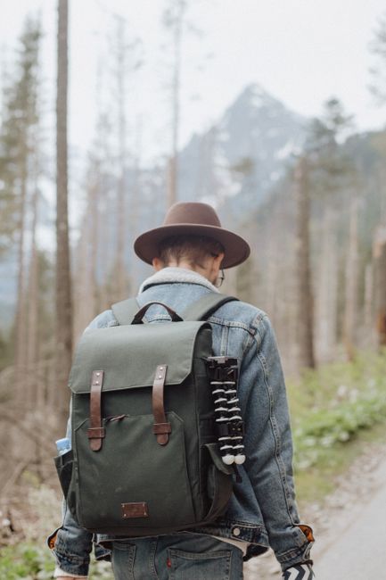 Wanderer Mit Rucksack Auf Bergpfad Von Hinten 601e