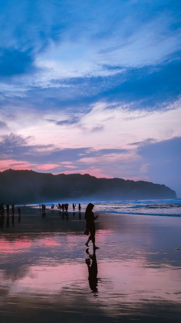Detail Gambar Pantai Dengan Langit Mendung Number 20