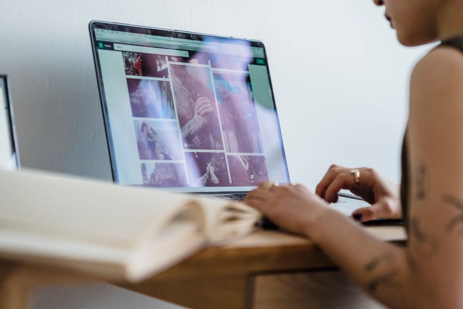 Frau Arbeitet Mit Laptop Im Buero Foto 747a