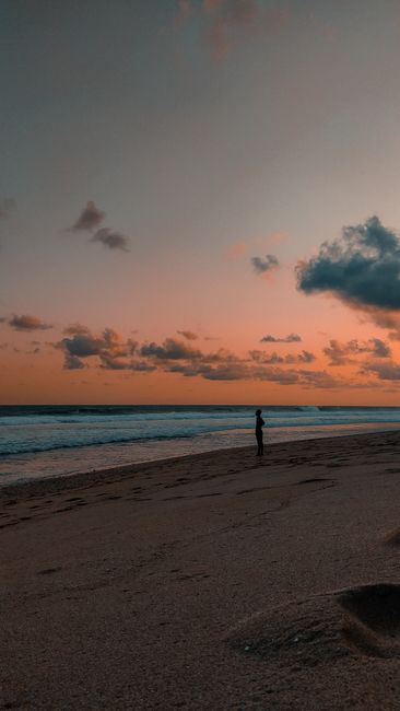 Detail Gambar Pantai Dengan Langit Mendung Number 9