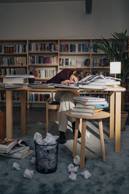 Student Lernt Spaet Abends In Lernzone Foto Cae4