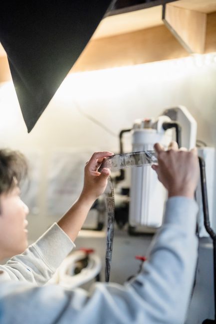 Schueler Experimentiert Mit Reagenzglas Im Chemielabor Foto 7073
