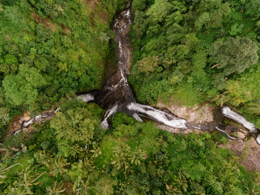 Detail Foto Air Terjun Dari Sudut Drone Number 18