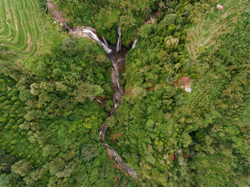 Detail Foto Air Terjun Dari Sudut Drone Number 10