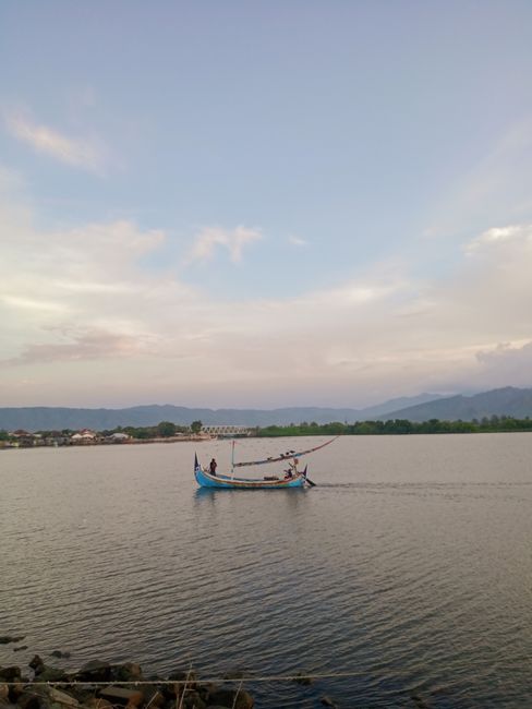 Detail Gambar Danau Dengan Perahu Kecil Number 16