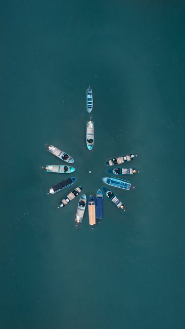 Detail Foto Perahu Di Laut Biru Number 14