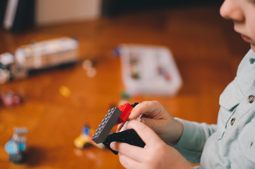 Kleinkind Spielt Mit Spielzeug Zu Hause Foto F6f0