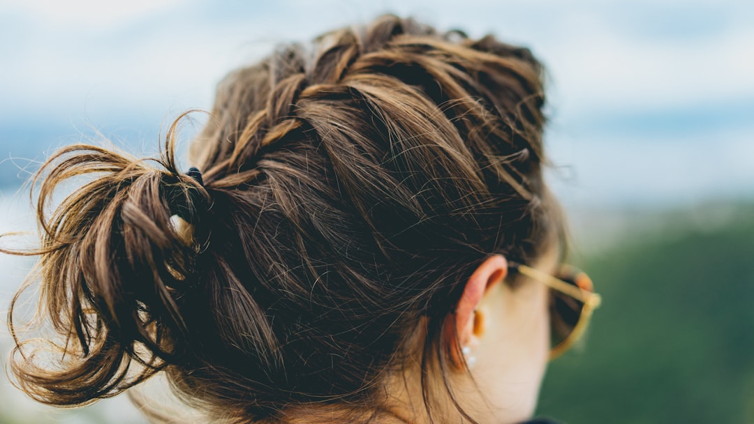 Detail Sleek Bun Mit Scheitel Elegant Foto Number 16
