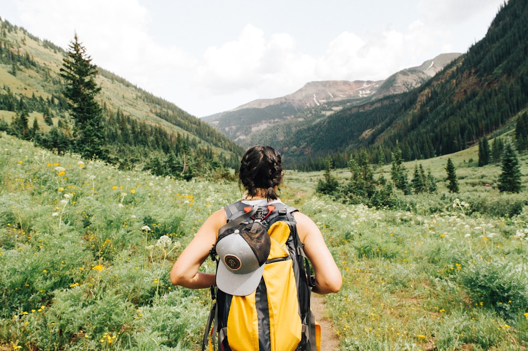 Frau Mit Rucksack Auf Reisen Foto 296e