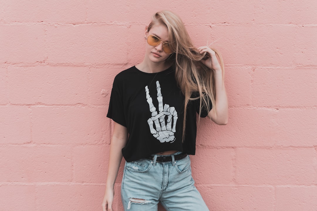 Casual Outfit Damen Jeans Und T Shirt Foto 76ef
