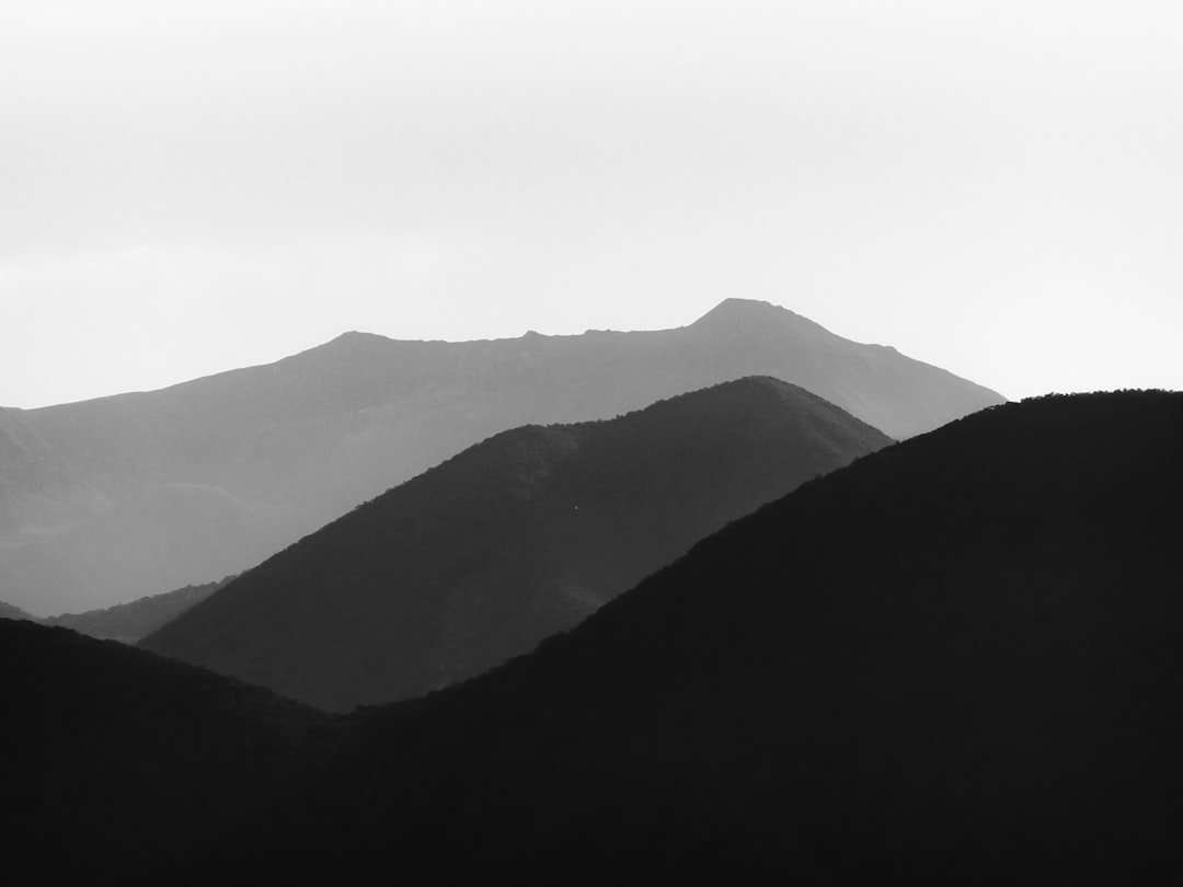 Gambar Gunung Minimalis Hitam Putih