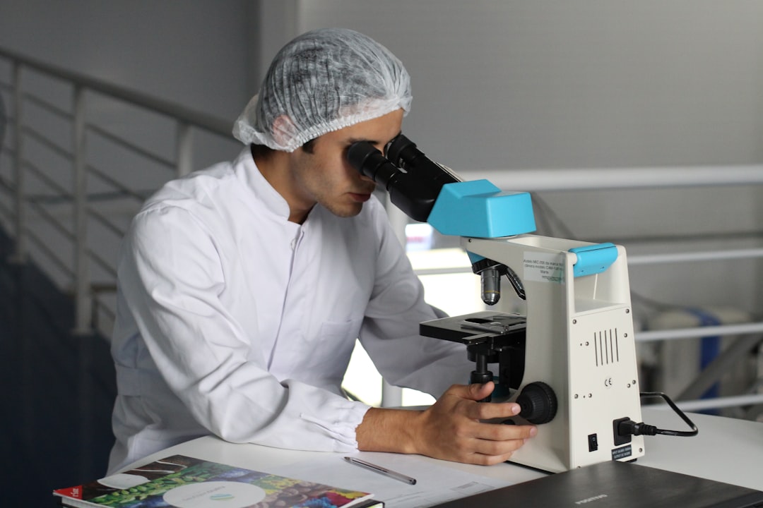 Laborarzt Untersucht Gewebeprobe Foto 35a9