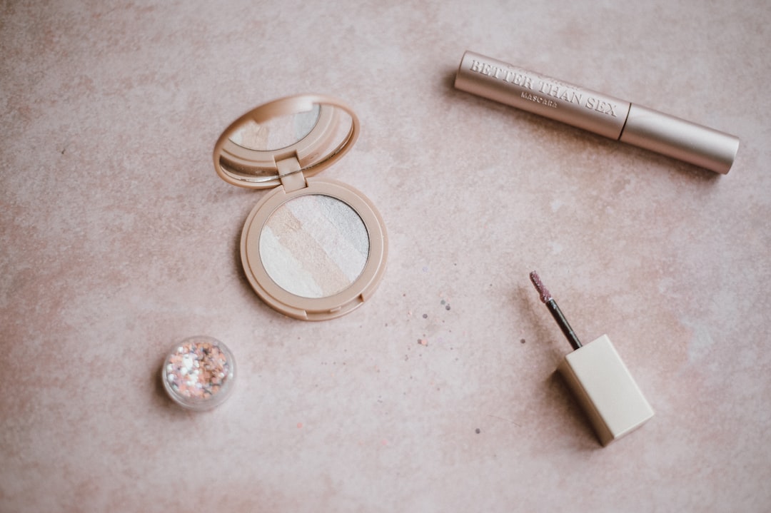 Make Up Produkte Flatlay Minimalistisch Weiss Foto 8072