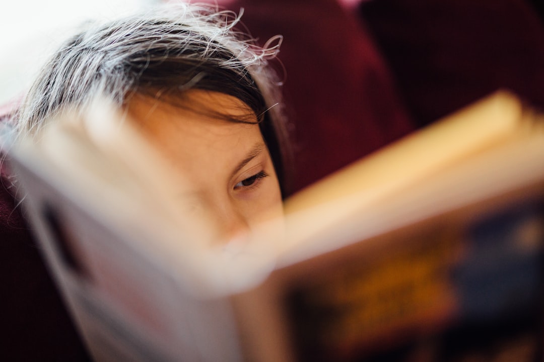 Lesefoerderung Lehrerin Hoert Kind Beim Lesen Foto Fb03