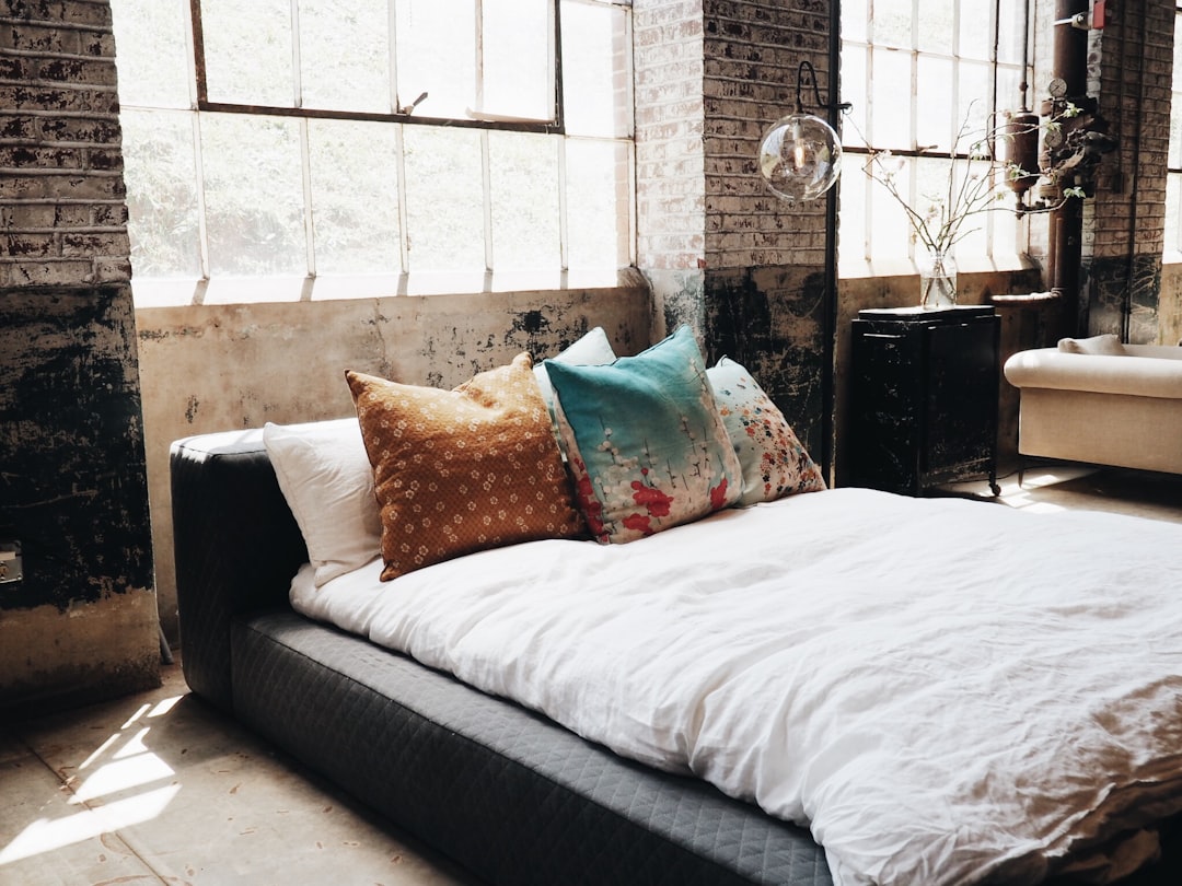 Schlafzimmer Mit Bettueberwurf Und Kissen Layering Foto 4e21