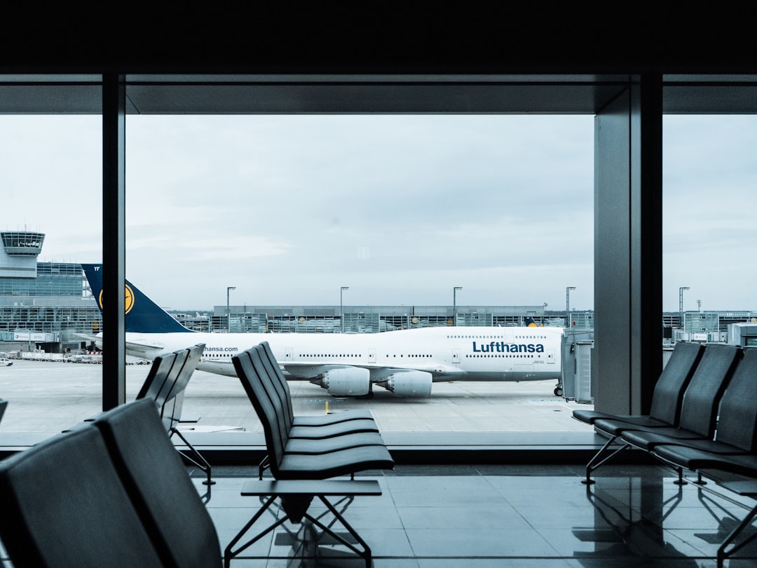 Reisende Im Flughafen Terminal Bild 9ae3