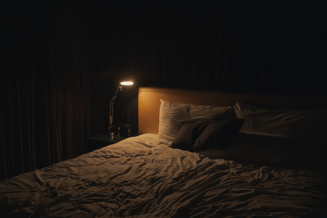 Schlafzimmer Mit Blackout Vorhaengen Dunkel Foto 5029