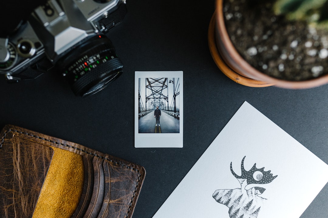Polaroid Fotos Auf Tisch Mit Landkarte Flat Lay E096