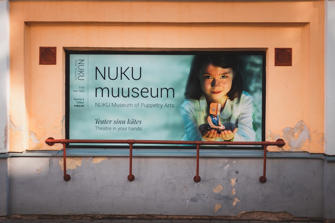 Kunstmuseum Familienfuehrung Kind Zeigt Auf Bild Foto 116b