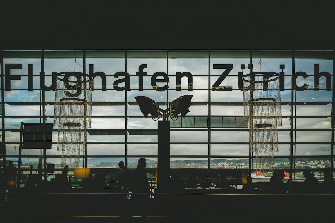 Flughafen Abflugtafel Mit Flugnummern Unscharfer Hintergrund 9791