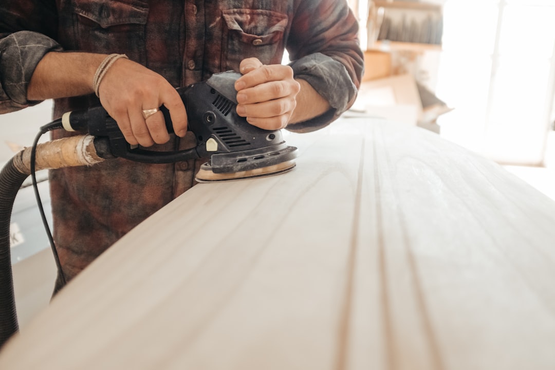 Tischler Ausbildung Holz Schleifen Nahaufnahme Foto 733b