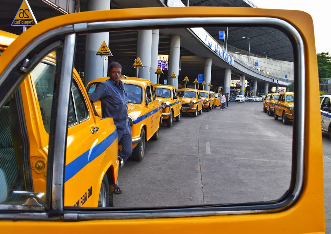 Mann Steigt In Taxi Ein Foto 48d9