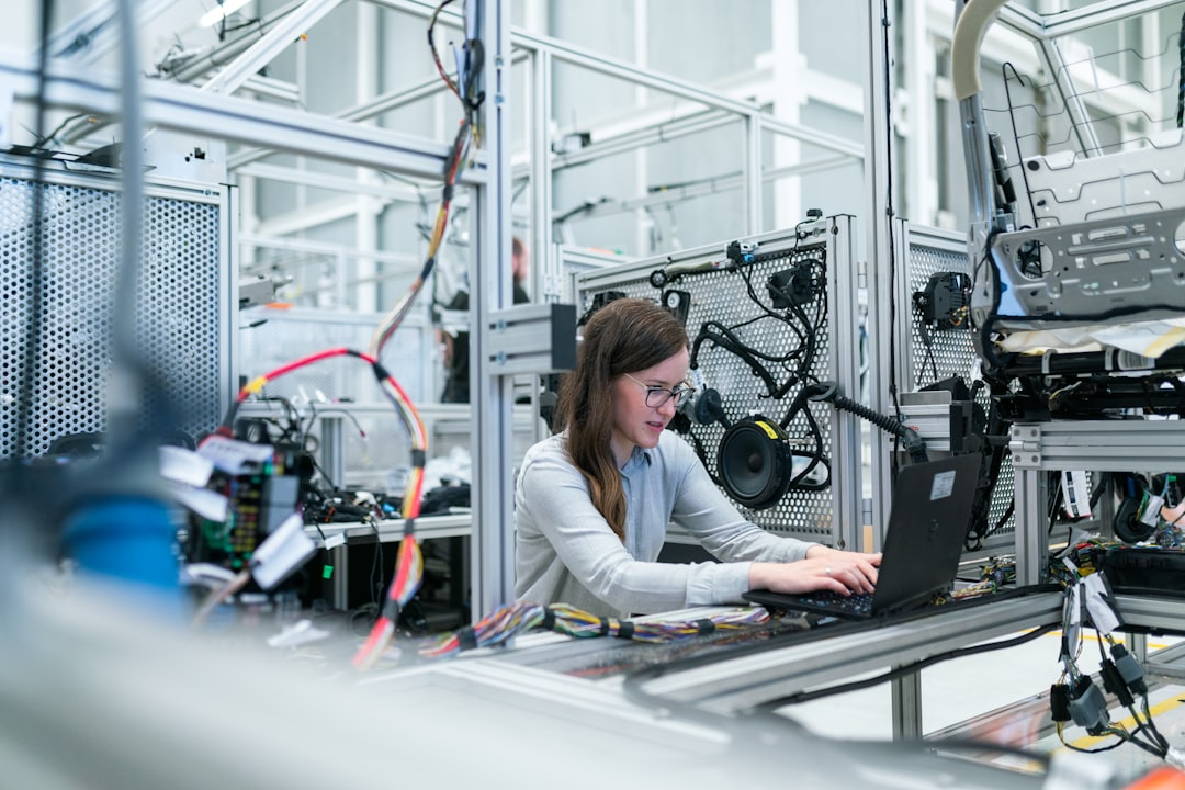 Techniker Analysiert Maschinenfehler Foto 4131