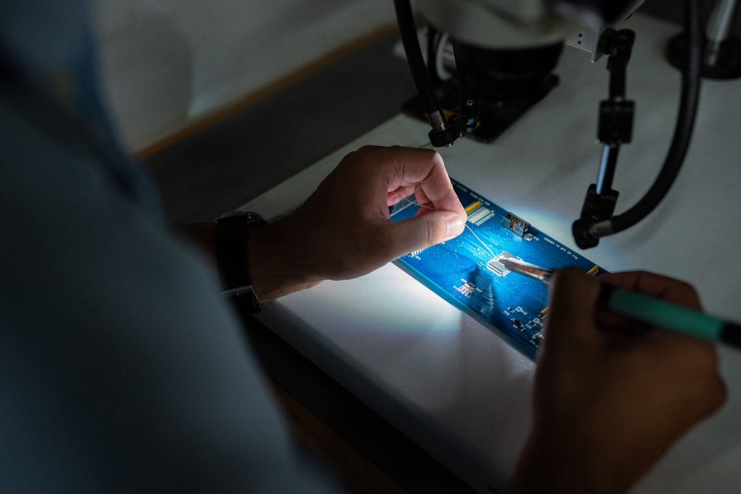 Ingenieur Untersucht Mikrochip Nahaufnahme Foto 14ad