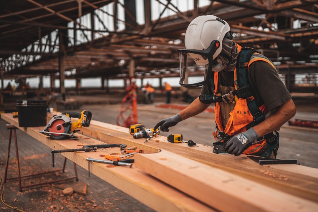 Arbeiter Montiert Elektronische Bauteile Foto Eb39