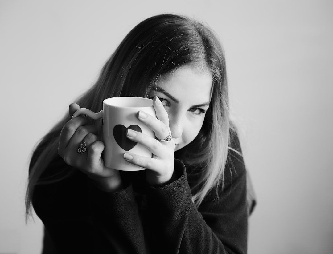 Lifestyle Portraet Mit Kaffeebecher Foto Bff6