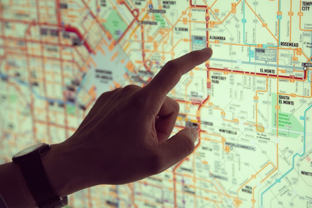 Metrokarte Und Stadtplan Auf Handflaeche Nahaufnahme 0d04