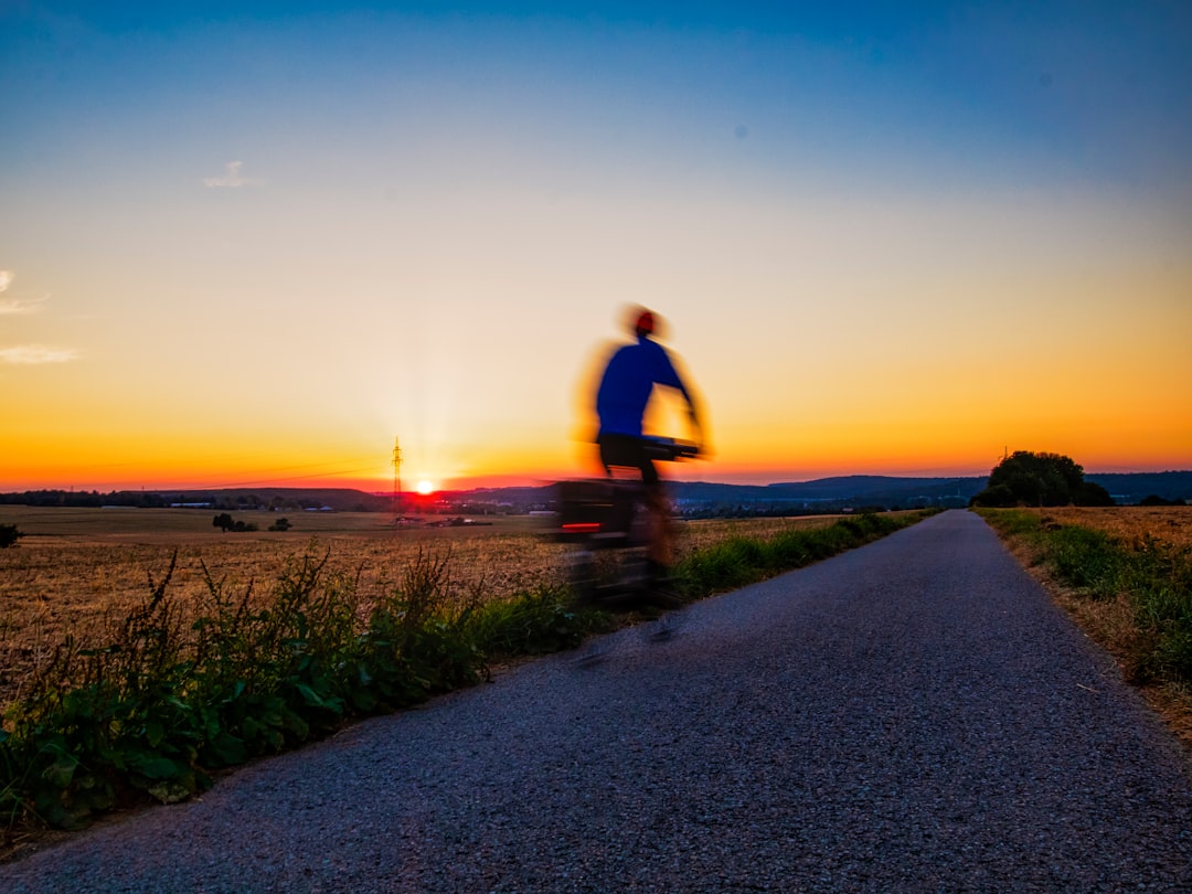 Fahrradfahren Bei Sonnenuntergang Foto Ee20