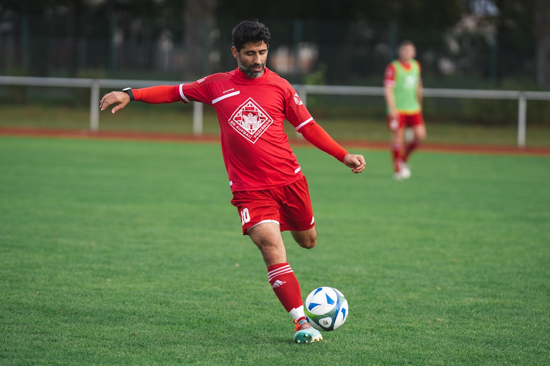 Junger Mann Beim Fussball Spielen Foto 7bab