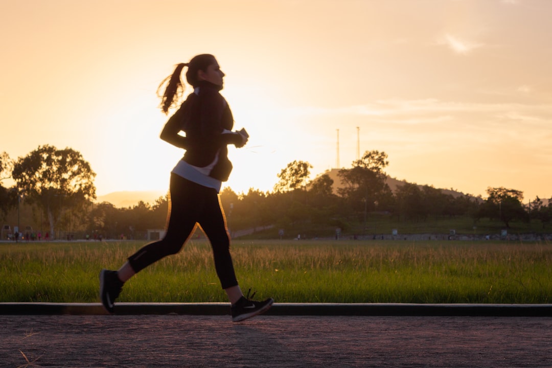 Frau Beim Joggen Im Park Foto 2cc3