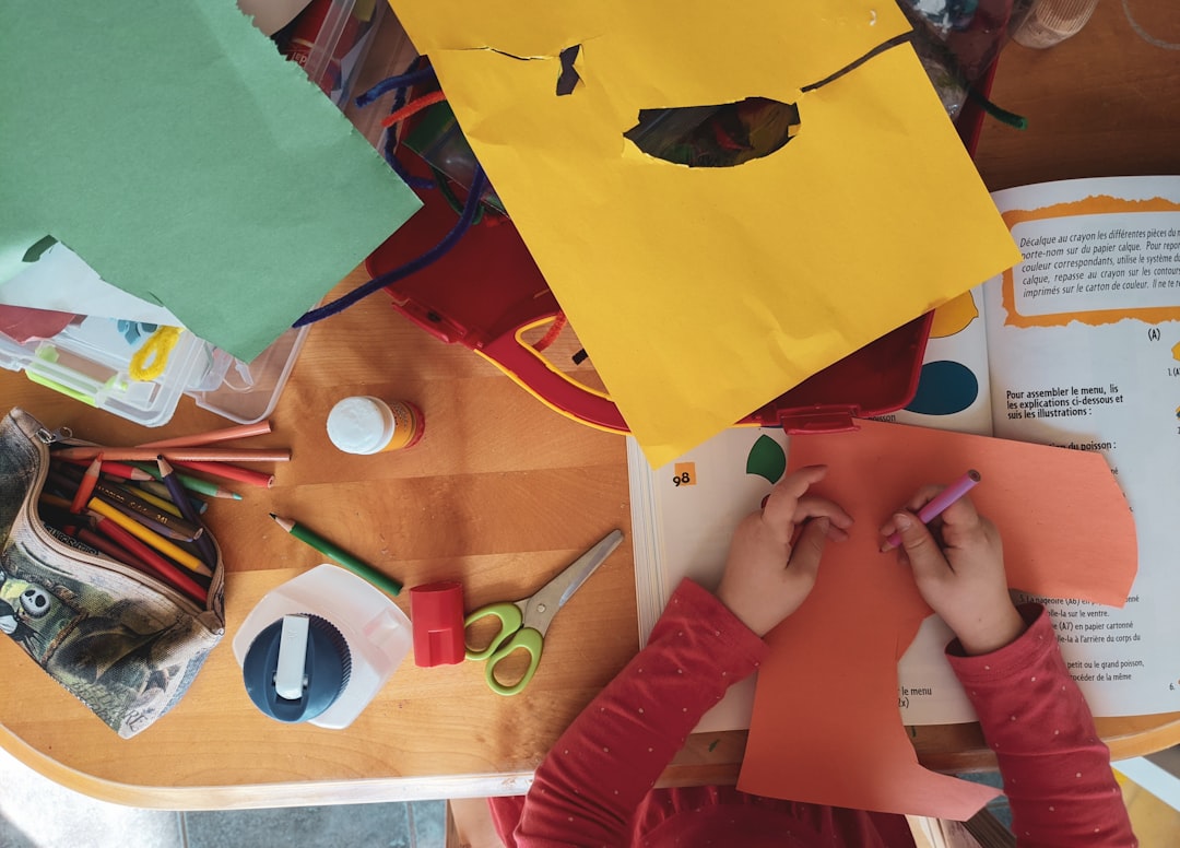 Museumspaedagogik Kinder Zeichnen Vor Ausstellung Foto 0e37