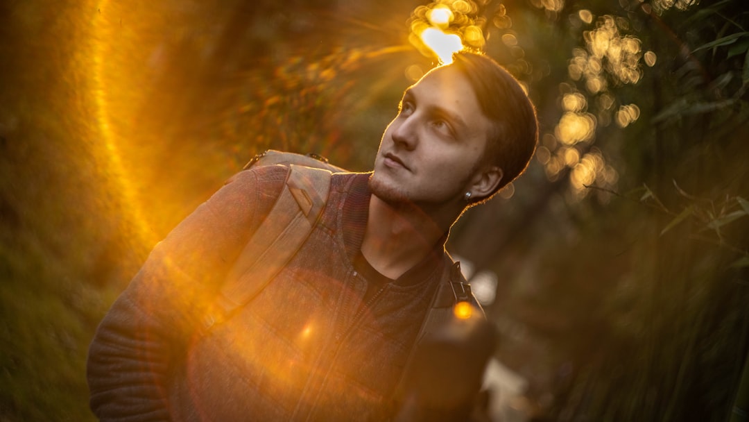 Nachdenkliche Person Im Natuerlichen Licht Bild Ca1e