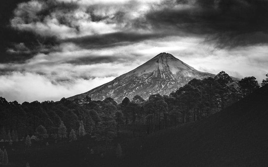 Detail Gambar Gunung Minimalis Hitam Putih Number 12