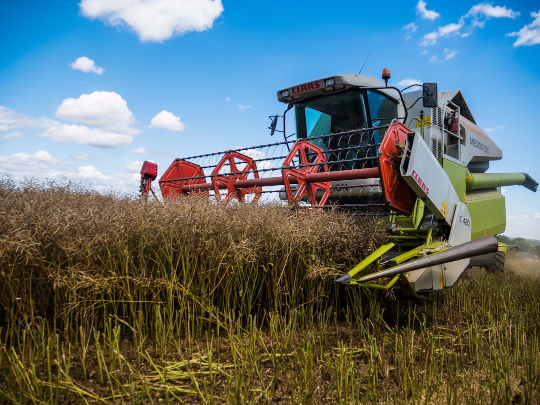 Landmaschine Bei Ernte Auf Acker Foto 309f