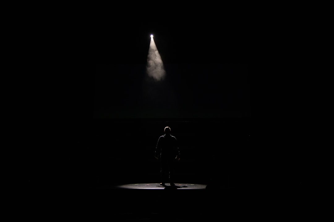 Spotlight Auf Mikrofon Auf Buehne Minimal Foto 88f5