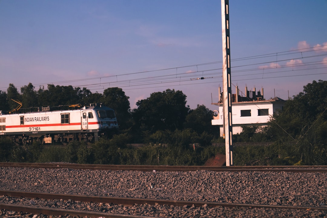 Schnellzug Auf Bahngleisen Foto 9199
