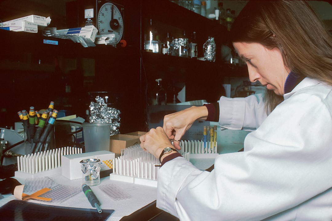 Forscherin Mit Pipette Im Labor Foto 1142
