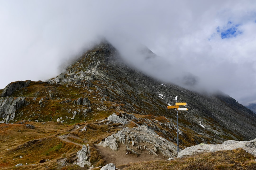 Gipfelkreuz Mit Panorama Und Wolken 39f2