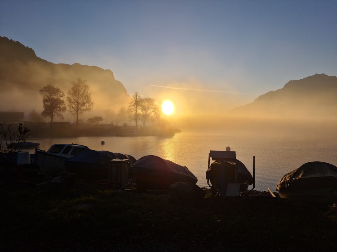 Wohnmobil Campingplatz Am See Morgens Nebelstimmung D408